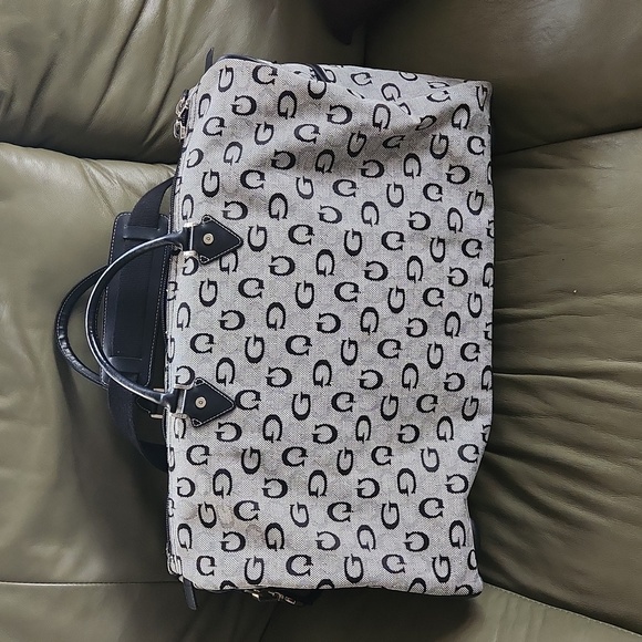 GUESS weekend bag - Picture 2 of 8